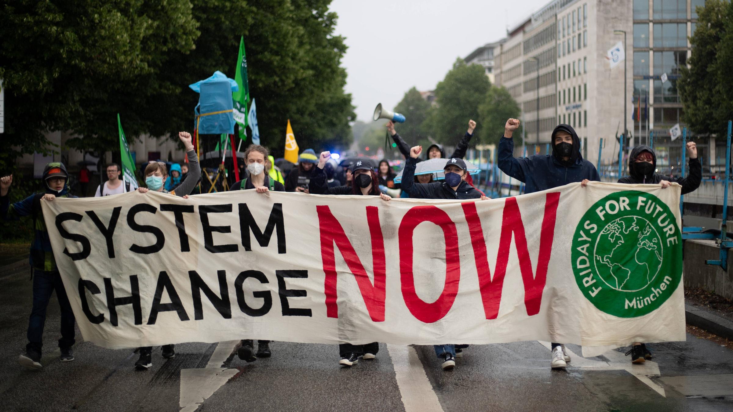 Fridays for Future Demo im Regen Am 1.7.2022 versammelten sich ca. 60 Menschen in München, um bei FFF für Klimagerechti