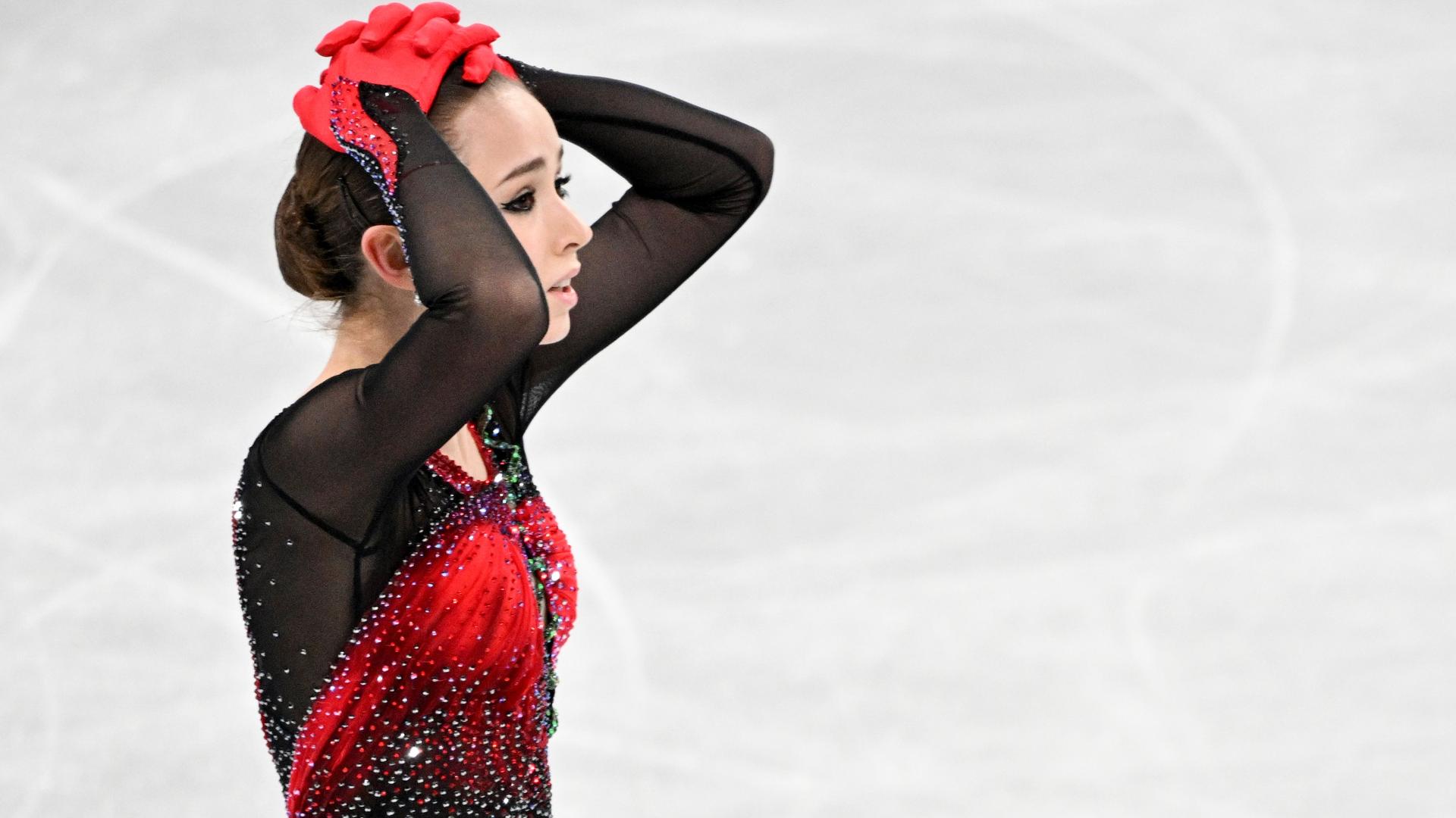 Kamila Walijewa vom Russischen Olympischen Komitee hält die Hände über den Kopf. Kamila Walijewa vom Russischen Olympischen Komitee hält die Hände über den Kopf.