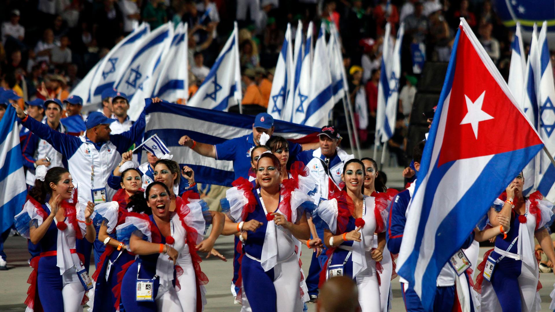 Das Foto zeigt die kubanischen Sportlerinnen und Sportler bei der Eröffnung der Makkabiade in Jerusalem.