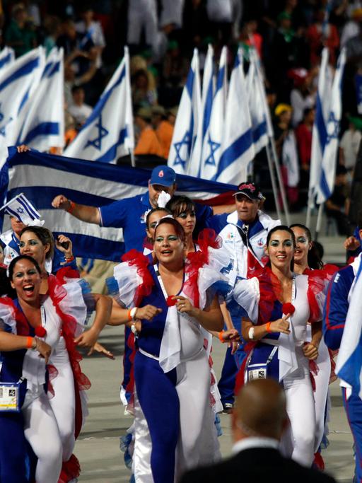 Das Foto zeigt die kubanischen Sportlerinnen und Sportler bei der Eröffnung der Makkabiade in Jerusalem.