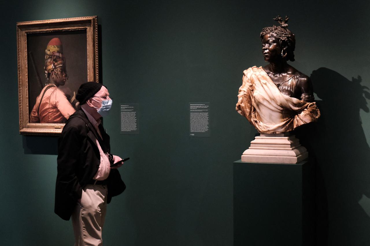 Besucher der Ausstellung "Fictions of Emancipation: Carpeaux Recast" im Metropolitan Museum of Art in New York.