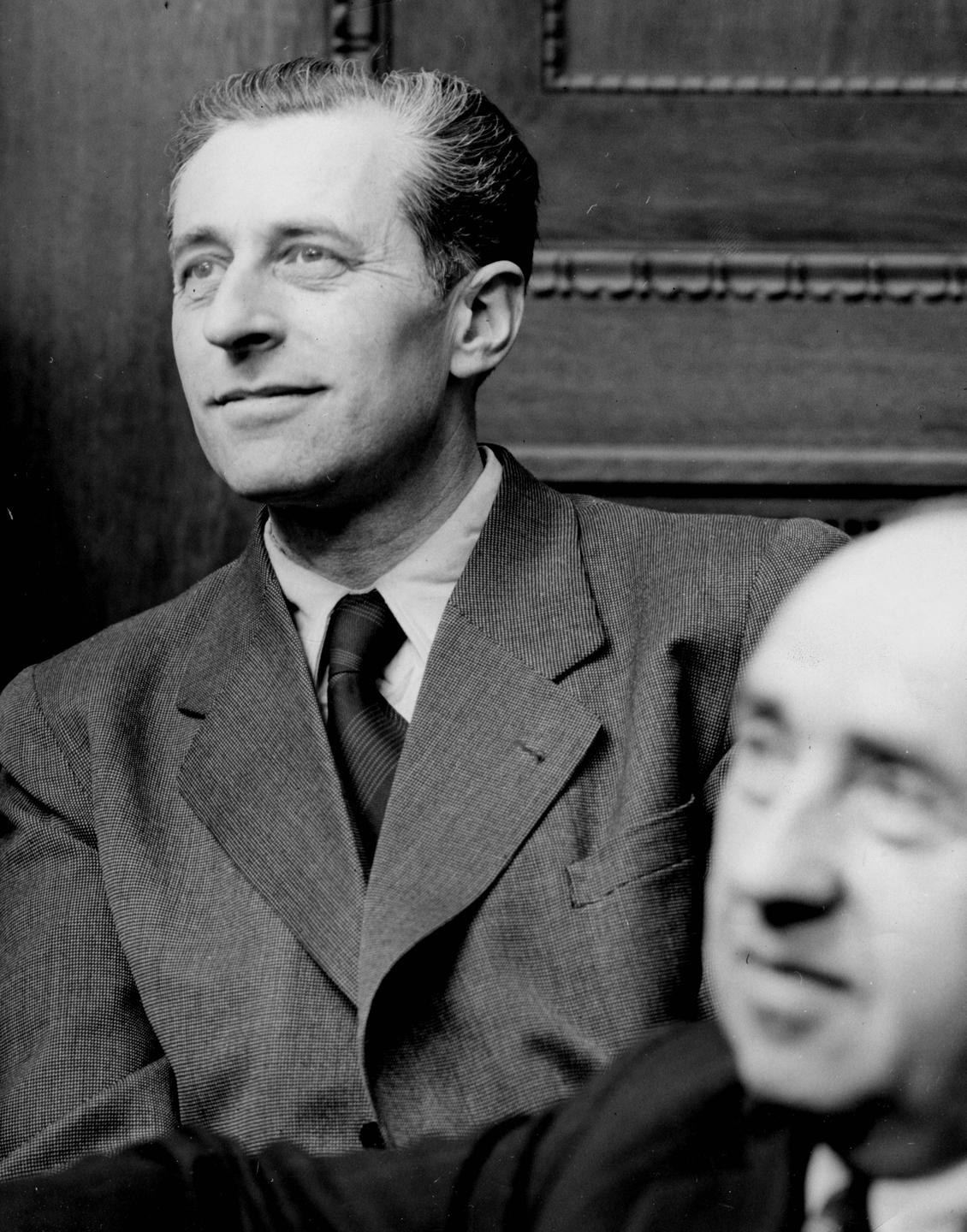 Hans Fritzsche: Ein Mann sitzt auf einer Anklagebank in einem Gericht. Hans Fritzsche: Ein Mann sitzt auf einer Anklagebank in einem Gericht.