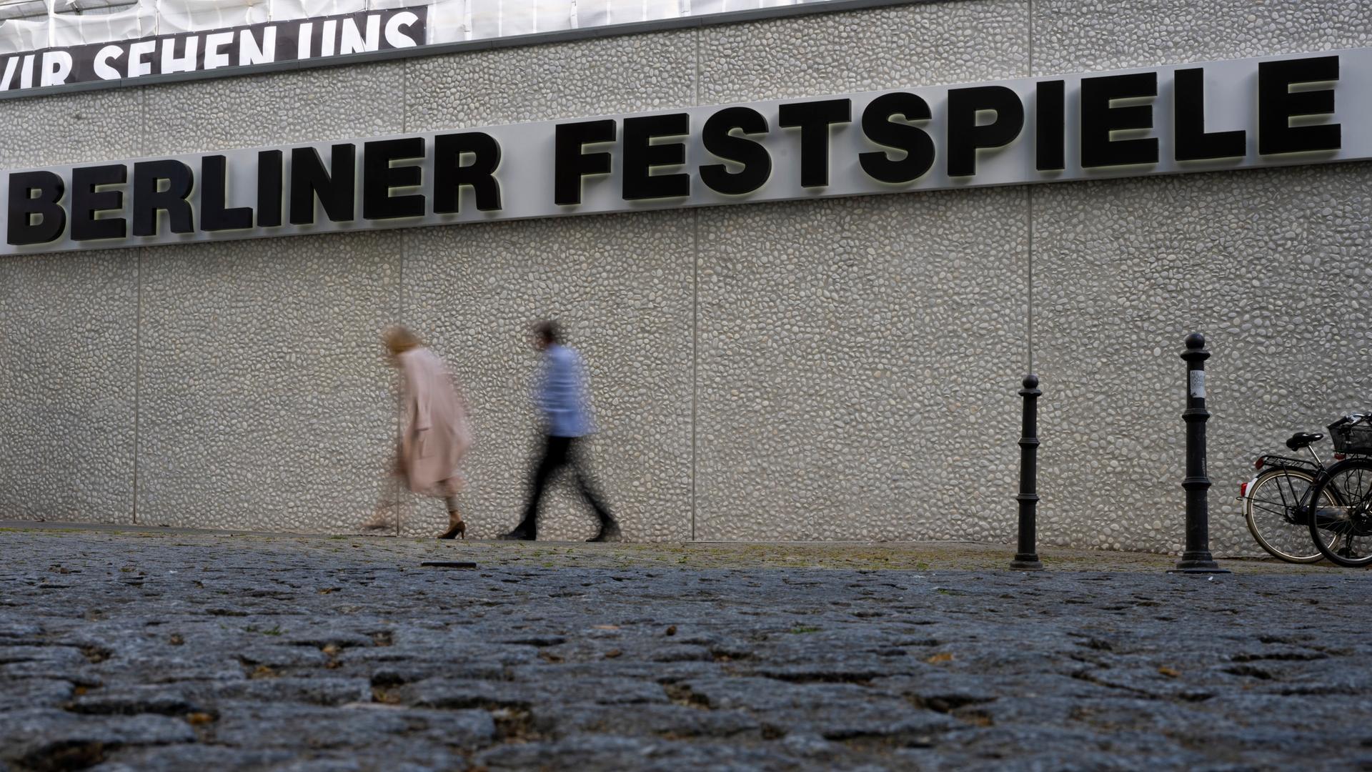 Zwei Besucher gehen vor Eröffnung des Berliner Theatertreffens an dem Haus der Berliner Festspiele vorbei. Zwei Besucher gehen vor Eröffnung des Berliner Theatertreffens an dem Haus der Berliner Festspiele vorbei.
