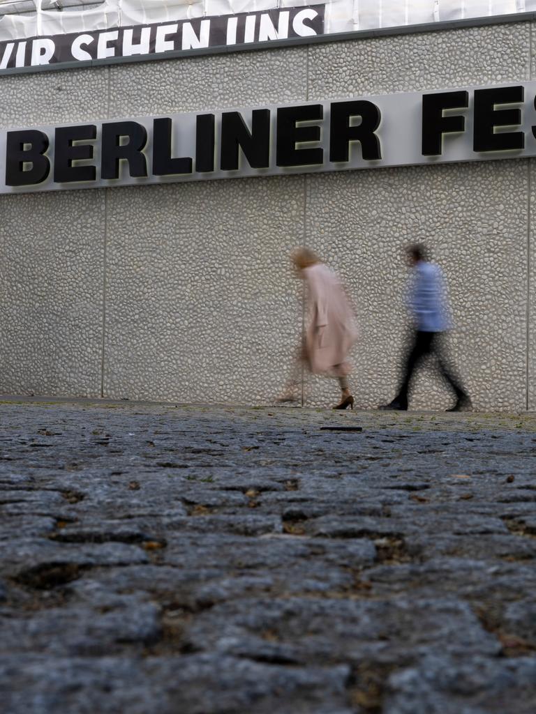 Zwei Besucher gehen vor Eröffnung des Berliner Theatertreffens an dem Haus der Berliner Festspiele vorbei.