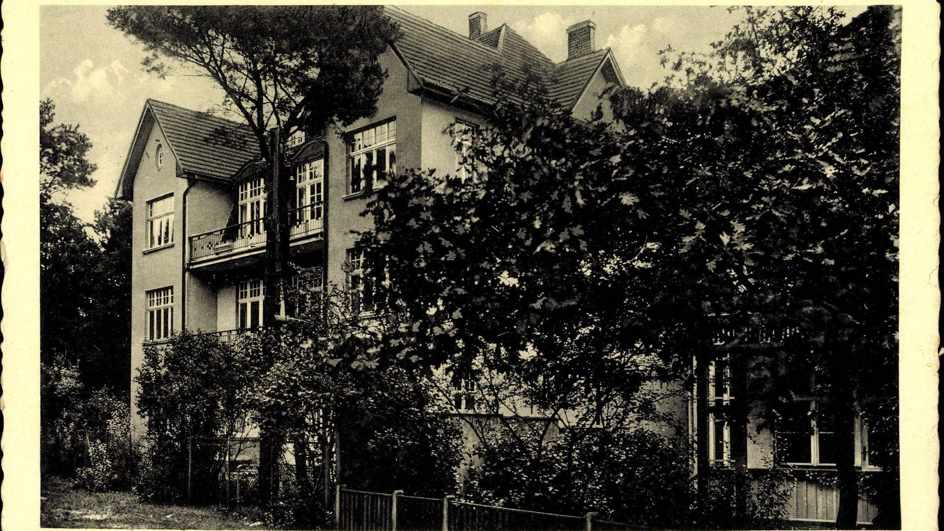 Eine alte Schwarz-Weiß-Postkarte von dem Kinder-Erholungsheim Kölpinsee Koserow auf Usedom.
