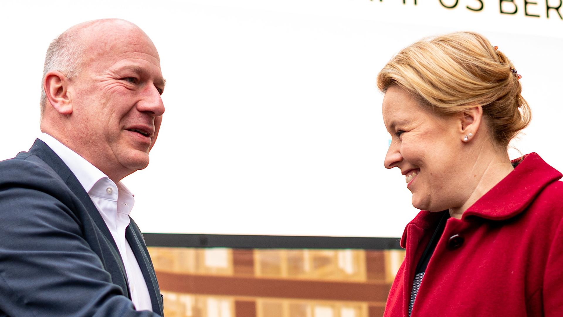 Ein glatzköpfiger Mann im blauen Anzug schaut an einer Frau mit blonden Haaren und rotem Mantel vorbei. Szene zeigt Kai Wegner (CDU) und Franziska Giffey am 20.02.2023 zu Beginn von Sondierungsgesprächen Ein glatzköpfiger Mann im blauen Anzug schaut an einer Frau mit blonden Haaren und rotem Mantel vorbei. Szene zeigt Kai Wegner (CDU) und Franziska Giffey am 20.02.2023 zu Beginn von Sondierungsgesprächen