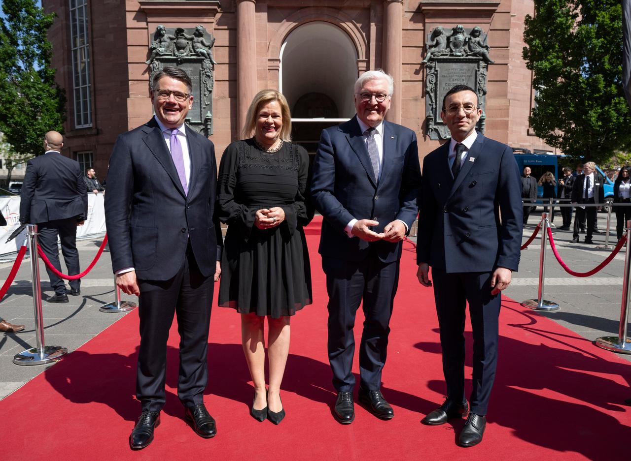 Das Foto zeigt eine Gruppenaufnahme von vier Politikern. Es handelt sich um Hessens Ministerpräsident Boris Rhein (CDU), Bundesinnenministerin Nancy Faeser (SPD), Bundespräsident Frank-Walter Steinmeier und um den Frankfurter Oberbürgermeister Mike Josef (SPD). Die Politiker stehen festlich gekleidet auf einem roten Teppich anläßlich des Festaktes des Paulskirchenfestes. Das Foto zeigt eine Gruppenaufnahme von vier Politikern. Es handelt sich um Hessens Ministerpräsident Boris Rhein (CDU), Bundesinnenministerin Nancy Faeser (SPD), Bundespräsident Frank-Walter Steinmeier und um den Frankfurter Oberbürgermeister Mike Josef (SPD). Die Politiker stehen festlich gekleidet auf einem roten Teppich anläßlich des Festaktes des Paulskirchenfestes.