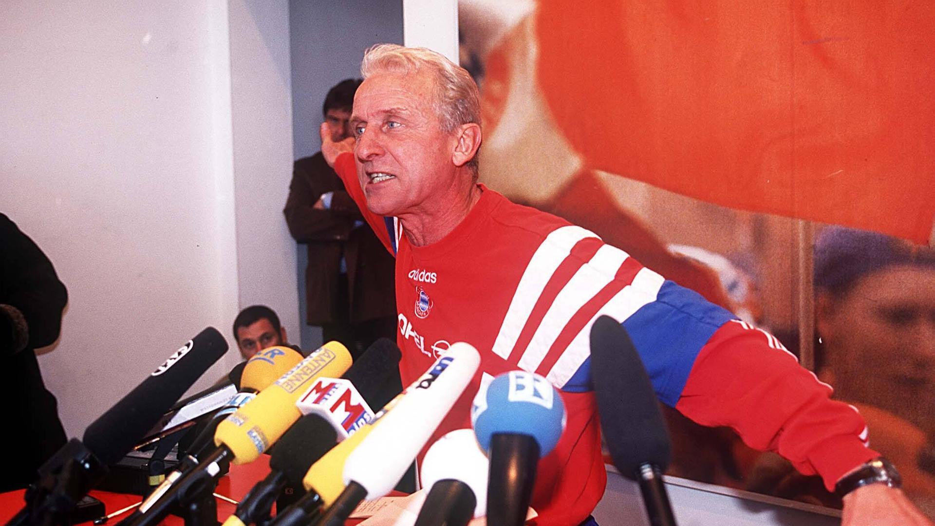 Der Fußballtrainer Giovanni Trapattoni gestikuliert bei seiner legendären Wutrede aufgeregt vor vielen Mikrofonen. Der Fußballtrainer Giovanni Trapattoni gestikuliert bei seiner legendären Wutrede aufgeregt vor vielen Mikrofonen.