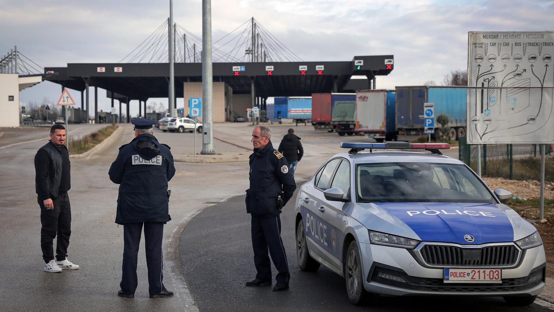 Kosovo, Merdare: Polizisten stehen am Grenzübergang zu Serbien, nachdem die Grenzen geschlossen wurden. Kosovo, Merdare: Polizisten stehen am Grenzübergang zu Serbien, nachdem die Grenzen geschlossen wurden.