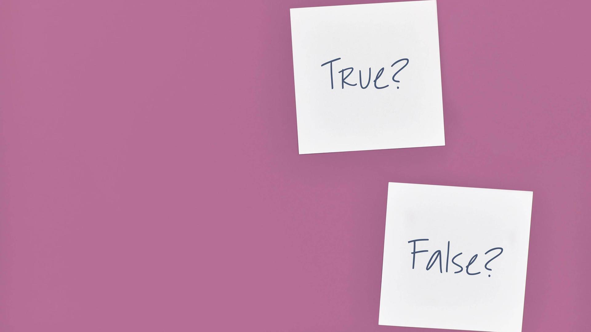 Weiße Haftnotizen mit den Worten "Richtig?" und "Falsch?" auf lila Hintergrund. Weiße Haftnotizen mit den Worten "Richtig?" und "Falsch?" auf lila Hintergrund.
