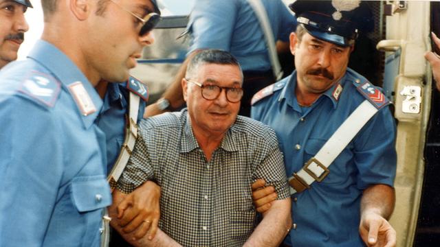Palermo 1995: Mafia-Boss Salvatore „Totò“ Riina  wird dem Haftrichter vorgeführt.