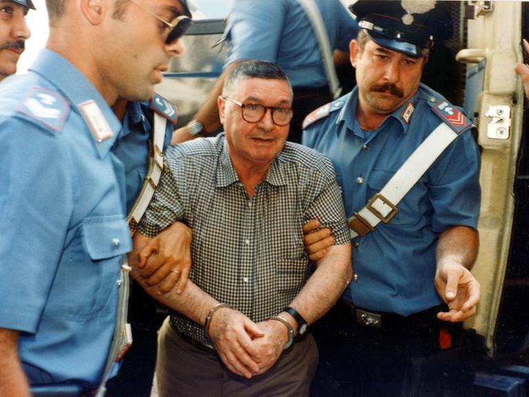 Palermo 1995: Mafia-Boss Salvatore „Totò“ Riina  wird dem Haftrichter vorgeführt.