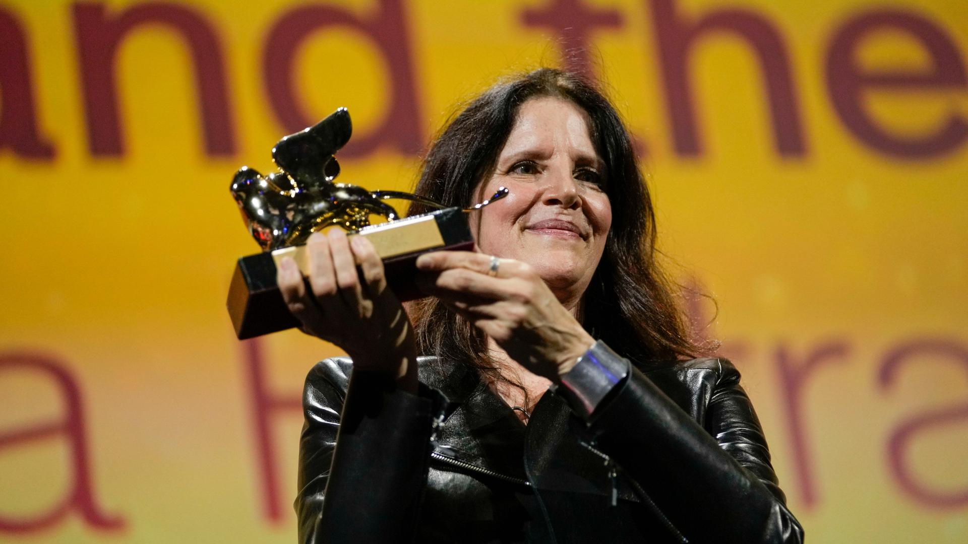 Filmemacherin Laura Poitras hält den Goldenen Löwen für den besten Film "All the Beauty and the Bloodshed" in den Händen. Filmemacherin Laura Poitras hält den Goldenen Löwen für den besten Film "All the Beauty and the Bloodshed" in den Händen.
