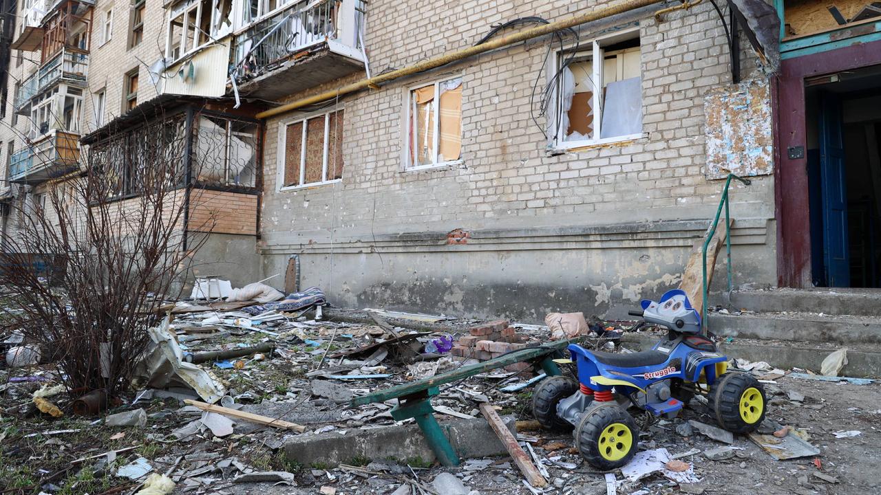 Ein zerstörter Häuserblock in der Stadt Bachmut.