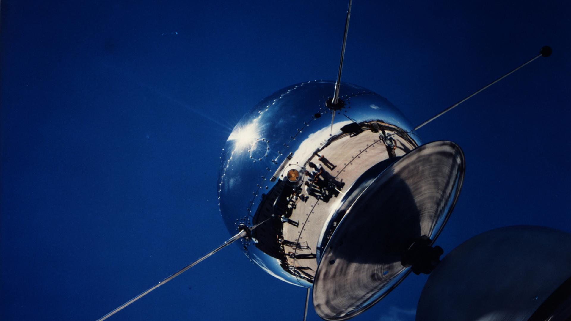 Der Satellit Vanguard-1 hier beim Test der Solarzellen in Cape Canaveral Anfang des Jahres 1958