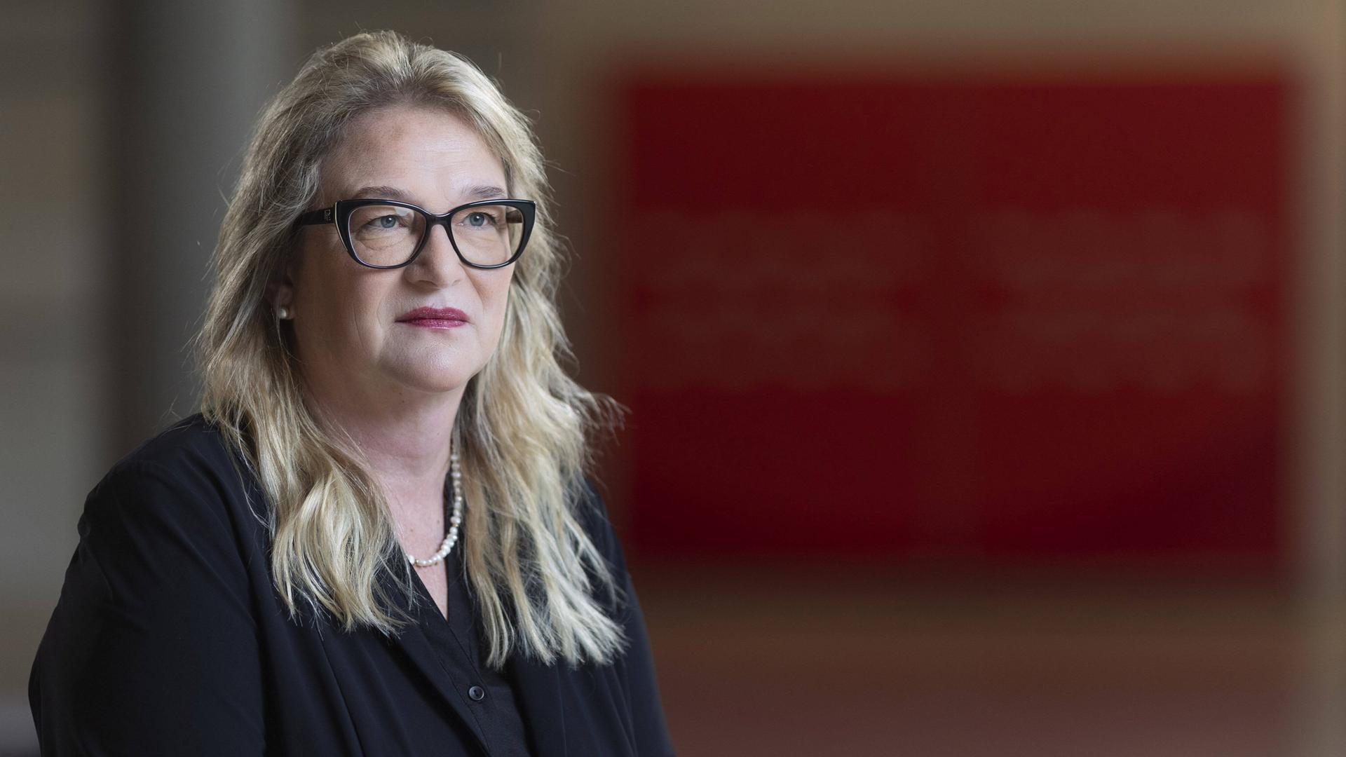 Katrin Budde steht mit ernstem Gesichtsausdruck vor einem unscharfen Bildhintergrund Katrin Budde steht mit ernstem Gesichtsausdruck vor einem unscharfen Bildhintergrund