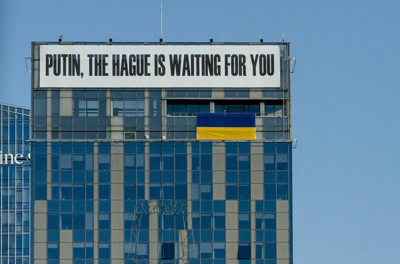 Ein Gebäude im Zentrum von Vilnius mit der Aufschrift "Putin, Den Haag wartet auf Sie" Ein Gebäude im Zentrum von Vilnius mit der Aufschrift "Putin, Den Haag wartet auf Sie"