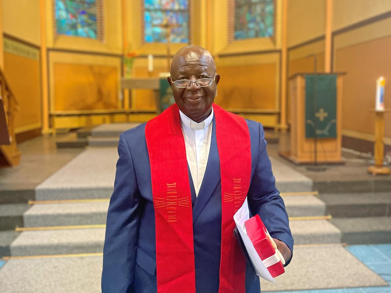 Pastor Alimamy Sesay posiert in einer Kirche für ein Foto. Pastor Alimamy Sesay posiert in einer Kirche für ein Foto.