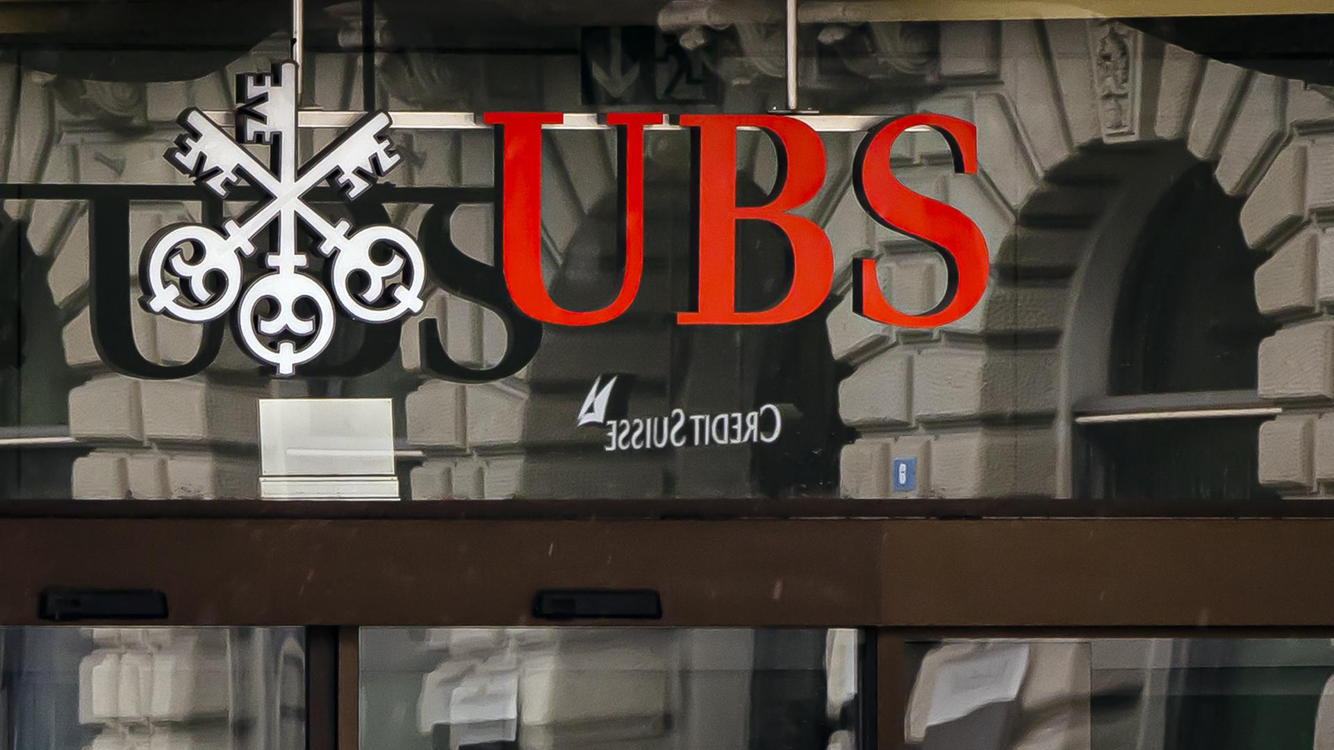 Die Logos der Schweizer Banken Credit Suisse und UBS stehen an Gebäuden auf dem Paradeplatz. Die Logos der Schweizer Banken Credit Suisse und UBS stehen an Gebäuden auf dem Paradeplatz.