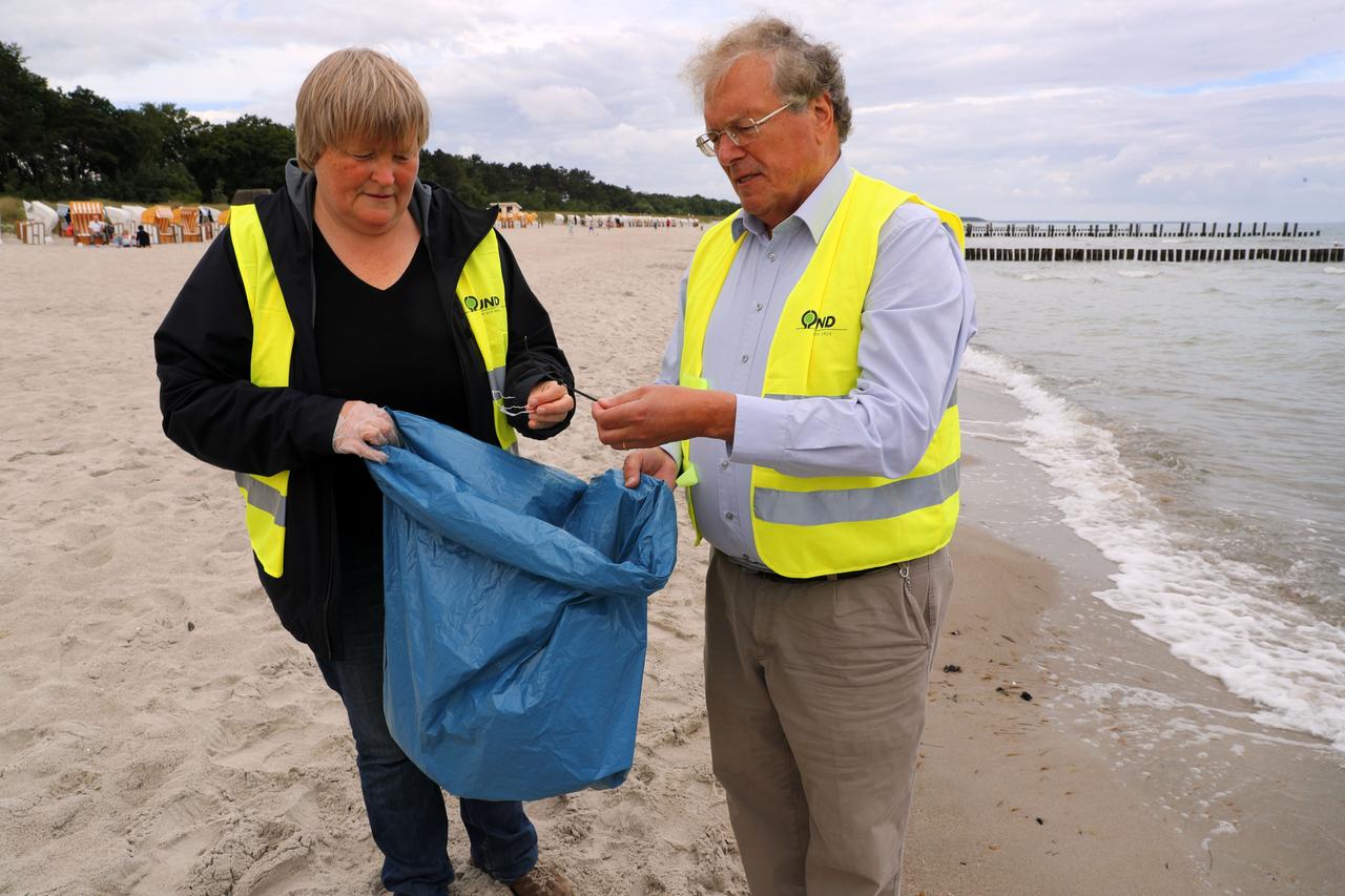 BUND-Aktion gegen Müll am Strand mit Meeresschutzexpertin Nadja Ziebarth BUND-Aktion gegen Müll am Strand mit Meeresschutzexpertin Nadja Ziebarth