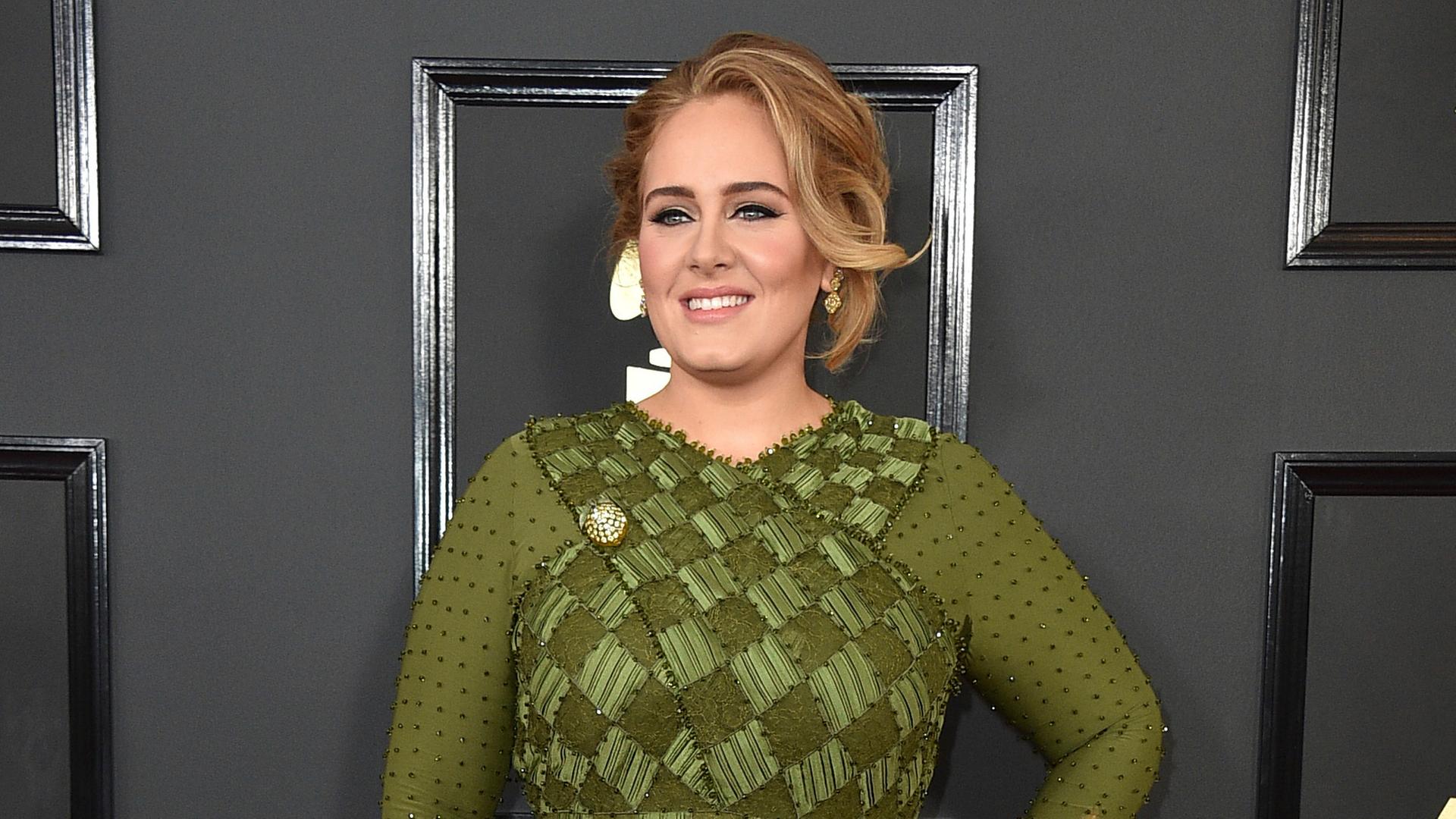Die Sängerin Adele, sie trägt ein grünes Kleid. Die Sängerin Adele, sie trägt ein grünes Kleid.