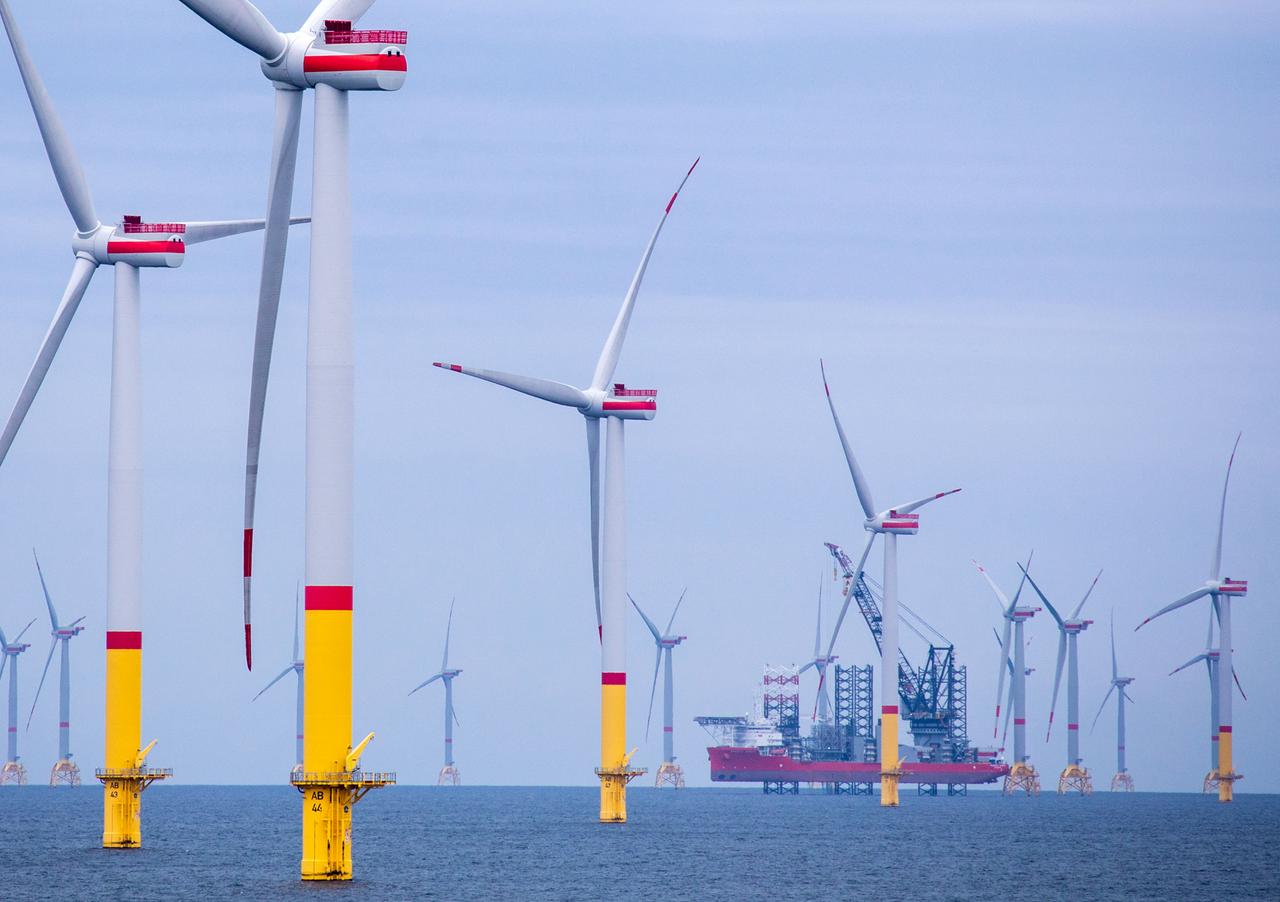 Ein Arbeitsschiff steht auf Stelzen zwischen Windrädern, die in der Ostsee zwischen den Inseln Rügen und Bornholm errichtet wurden - im Vordergrund der Windpark "Arkona" etwa 35 Kilometer nordöstlich von Rügen mit einer Leistung von 385 Megawatt. Ein Arbeitsschiff steht auf Stelzen zwischen Windrädern, die in der Ostsee zwischen den Inseln Rügen und Bornholm errichtet wurden - im Vordergrund der Windpark "Arkona" etwa 35 Kilometer nordöstlich von Rügen mit einer Leistung von 385 Megawatt.