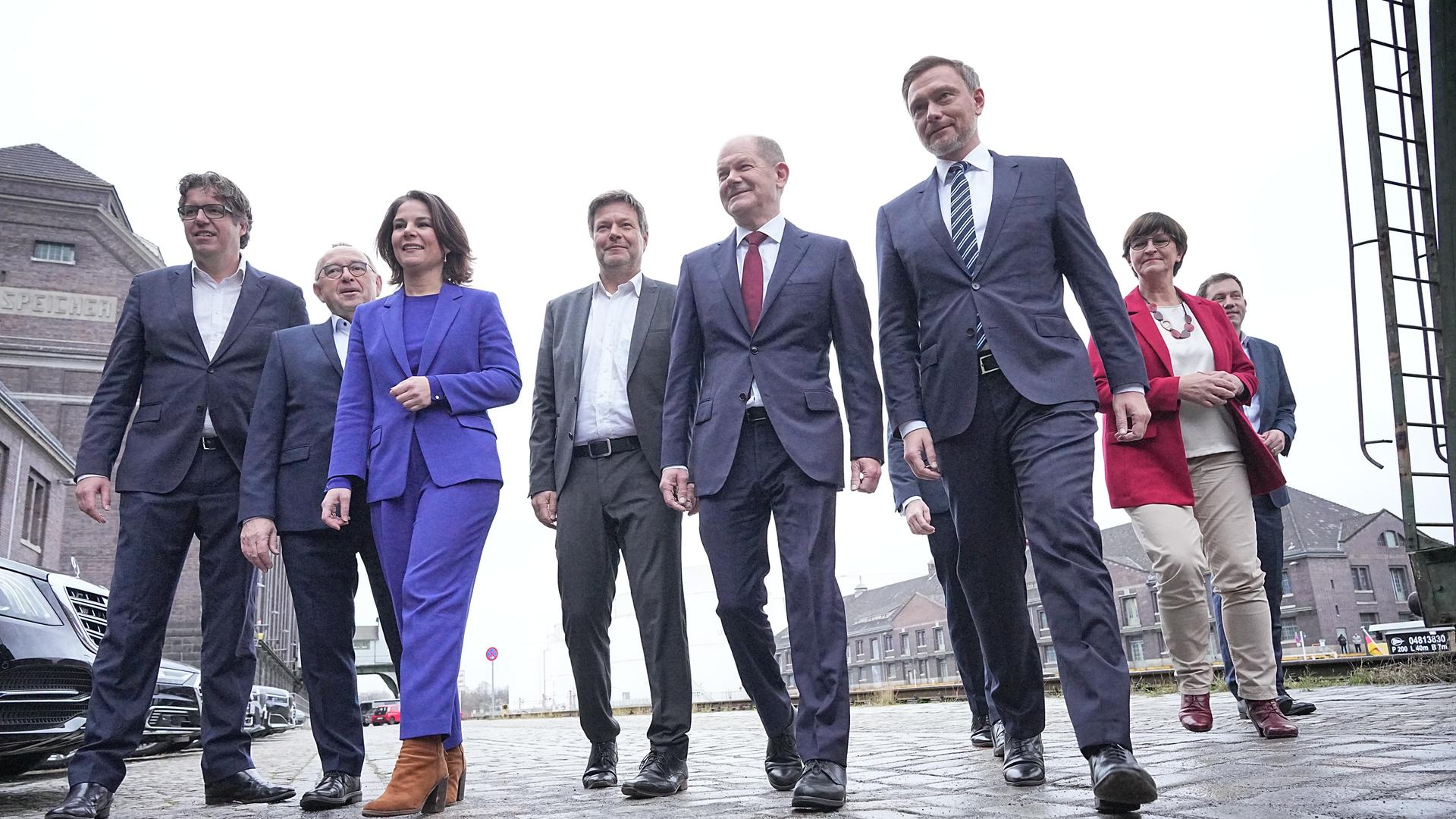 Michael Kellner, Bundesgeschäftsführer von Bündnis 90/Die Grünen, Norbert Walter-Borjans, Bundesvorsitzender der SPD, Annalena Baerbock, Bundesvorsitzende von Bündnis 90/Die Grünen, Robert Habeck, Bundesvorsitzender von Bündnis 90/Die Grünen, Olaf Scholz, SPD-Kanzlerkandidat und geschäftsführender Bundesfinanzminister, Christian Lindner, Parteivorsitzender der FDP, Volker Wissing, FDP-Generalsekretär, Saskia Esken, Bundesvorsitzende der SPD und Lars Klingbeil, SPD-Generalsekretär stellen auf einer Pressekonferenz den gemeinsamen Koalitionsvertrag der Ampel-Parteien von SPD, Bündnis 90/Die Grünen und FDP für die künftige Bundesregierung vor. Michael Kellner, Bundesgeschäftsführer von Bündnis 90/Die Grünen, Norbert Walter-Borjans, Bundesvorsitzender der SPD, Annalena Baerbock, Bundesvorsitzende von Bündnis 90/Die Grünen, Robert Habeck, Bundesvorsitzender von Bündnis 90/Die Grünen, Olaf Scholz, SPD-Kanzlerkandidat und geschäftsführender Bundesfinanzminister, Christian Lindner, Parteivorsitzender der FDP, Volker Wissing, FDP-Generalsekretär, Saskia Esken, Bundesvorsitzende der SPD und Lars Klingbeil, SPD-Generalsekretär stellen auf einer Pressekonferenz den gemeinsamen Koalitionsvertrag der Ampel-Parteien von SPD, Bündnis 90/Die Grünen und FDP für die künftige Bundesregierung vor.