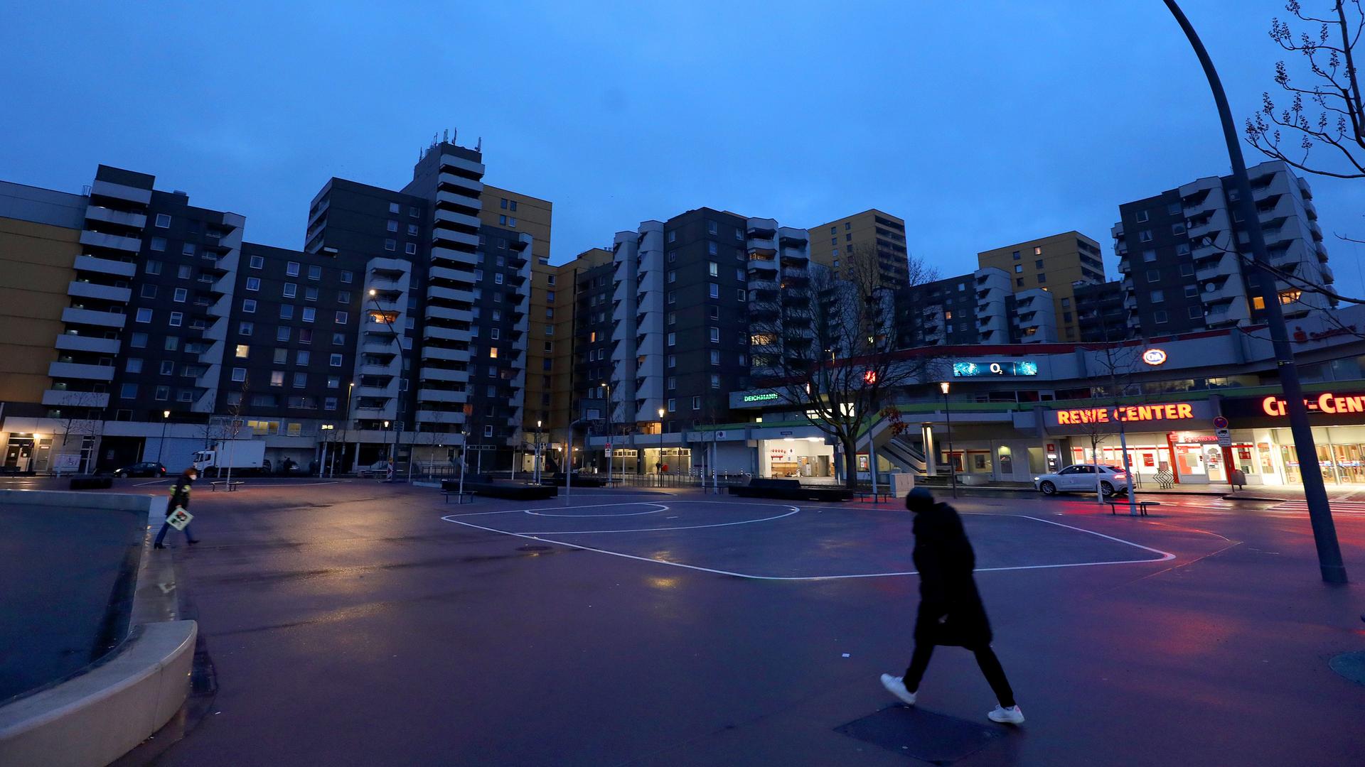 Ein Mann geht in den Morgenstunden durch den Stadtteil Chorweiler. Ein Mann geht in den Morgenstunden durch den Stadtteil Chorweiler.