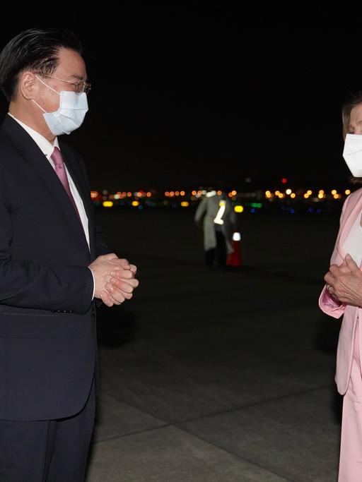 Die Vorsitzende des US-Repräsentantenhauses, Nancy Pelosi, ist mit einer Delegation in Taiwan eingetroffen und wird von Außenminister Joseph Wu begrüßt 