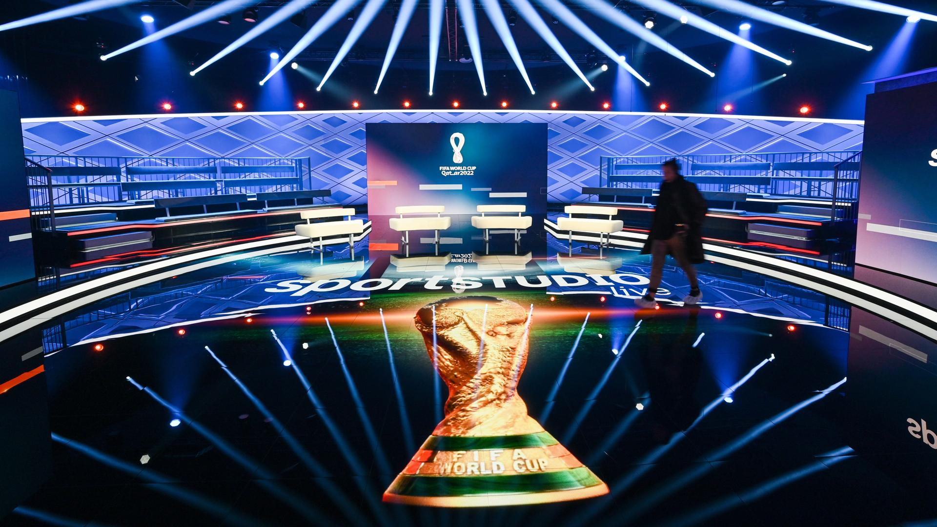 Das ZDF präsentiert das WM-Studio für die Fußball-Weltmeisterschaft in Katar auf dem Gelände des ZDF auf dem Mainzer Lerchenberg. Das ZDF präsentiert das WM-Studio für die Fußball-Weltmeisterschaft in Katar auf dem Gelände des ZDF auf dem Mainzer Lerchenberg.
