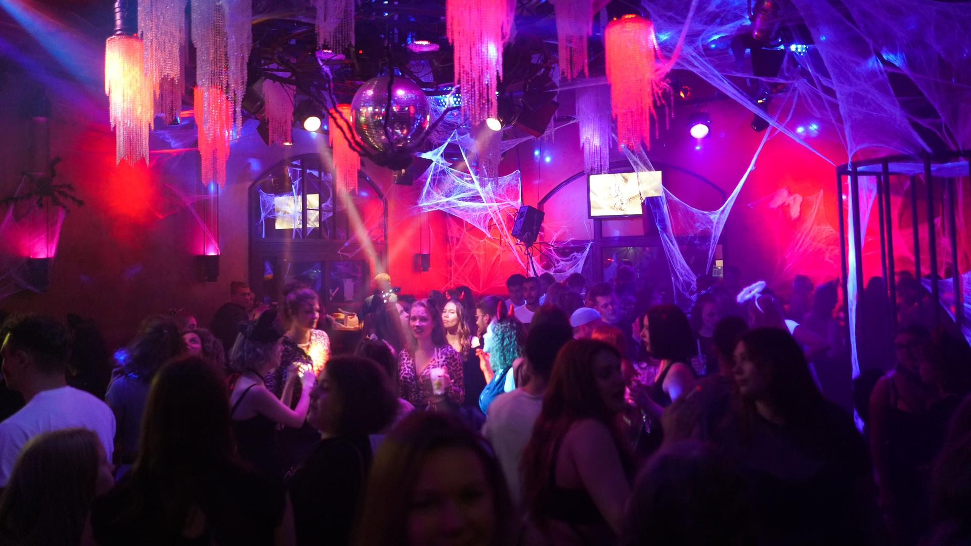 Zahlreiche Feiernde tanzen ohne Mundschutz auf einer Halloween-Grusel-Party in der Kulturbrauerei. In den Clubs der Hauptstadt wurde in Grusel-Kostümen gefeiert. In der Kulturbrauerei galten die 2G-Regeln. Zahlreiche Feiernde tanzen ohne Mundschutz auf einer Halloween-Grusel-Party in der Kulturbrauerei. In den Clubs der Hauptstadt wurde in Grusel-Kostümen gefeiert. In der Kulturbrauerei galten die 2G-Regeln.