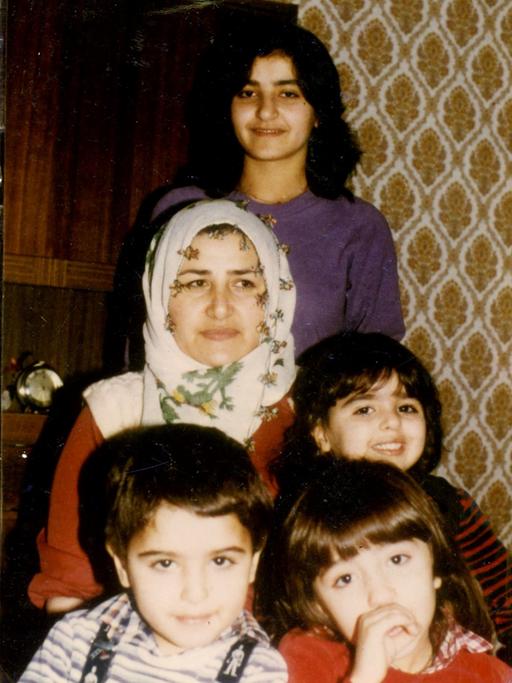 Familie Satir. Vier Kinder und und eine Frau auf einem Familienfoto.