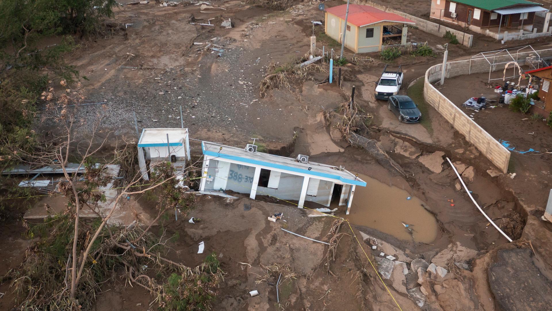 Ein zerstörtes Haus in Puerto Rico steckt im Schlamm, nachdem es vom Hurrikan Fiona weggespült wurde Ein zerstörtes Haus in Puerto Rico steckt im Schlamm, nachdem es vom Hurrikan Fiona weggespült wurde