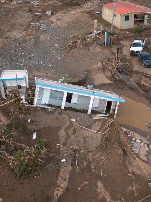 Ein zerstörtes Haus in Puerto Rico steckt im Schlamm, nachdem es vom Hurrikan Fiona weggespült wurde