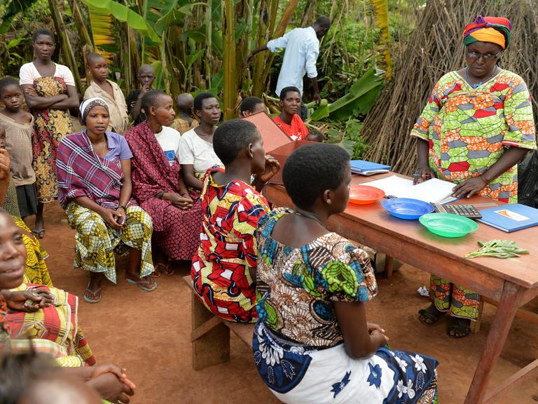 Eine Gruppe von Leuten spricht in einem Dorf bei Cankuzo im Norden von Burundi über Mikrokredite.