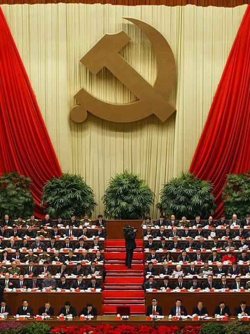 Emblem von Hammer und Sichel in der Großen Halle des Volkes in Peking.