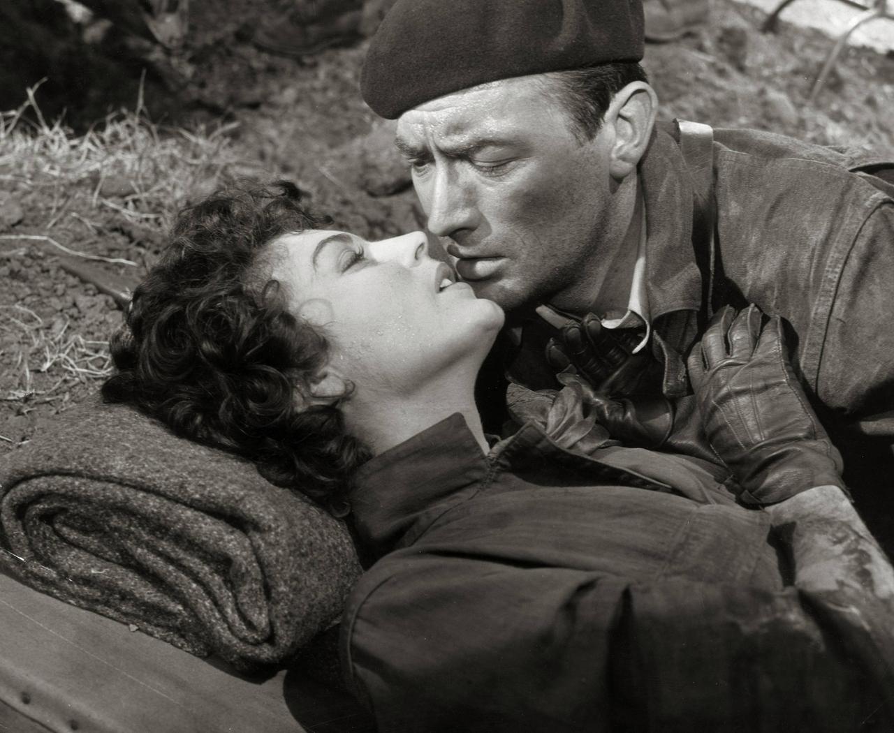 Szene aus dem Film "Schnee am Kilimandscharo": Ava Gardner liegt mit dem Kopf auf einer Decke und schaut Gregory Peck ins Gesicht, der sich zu ihr gebeugt hat Szene aus dem Film "Schnee am Kilimandscharo": Ava Gardner liegt mit dem Kopf auf einer Decke und schaut Gregory Peck ins Gesicht, der sich zu ihr gebeugt hat