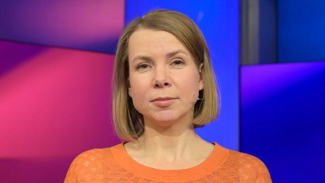 Helene Bubrowski posiert im Studio der ARD-Sendung "Maischberger" für ein Porträtfoto.