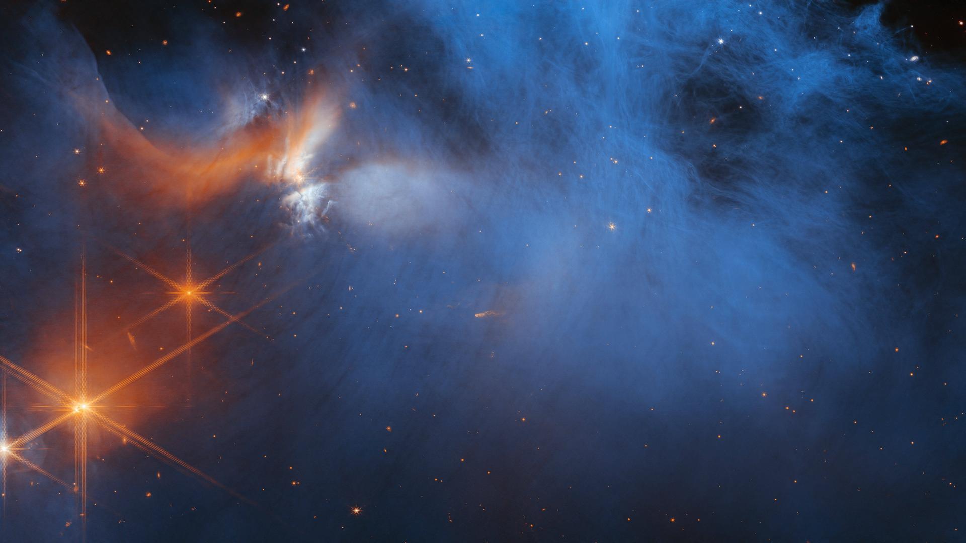 Die 630 Lichtjahre entfernte, dunkle Molekülwolke Chamaeleon I. in einer Nahaufnahme der Infrarot-Kamera des James-Webb-Weltraumteleskops. Die 630 Lichtjahre entfernte, dunkle Molekülwolke Chamaeleon I. in einer Nahaufnahme der Infrarot-Kamera des James-Webb-Weltraumteleskops.