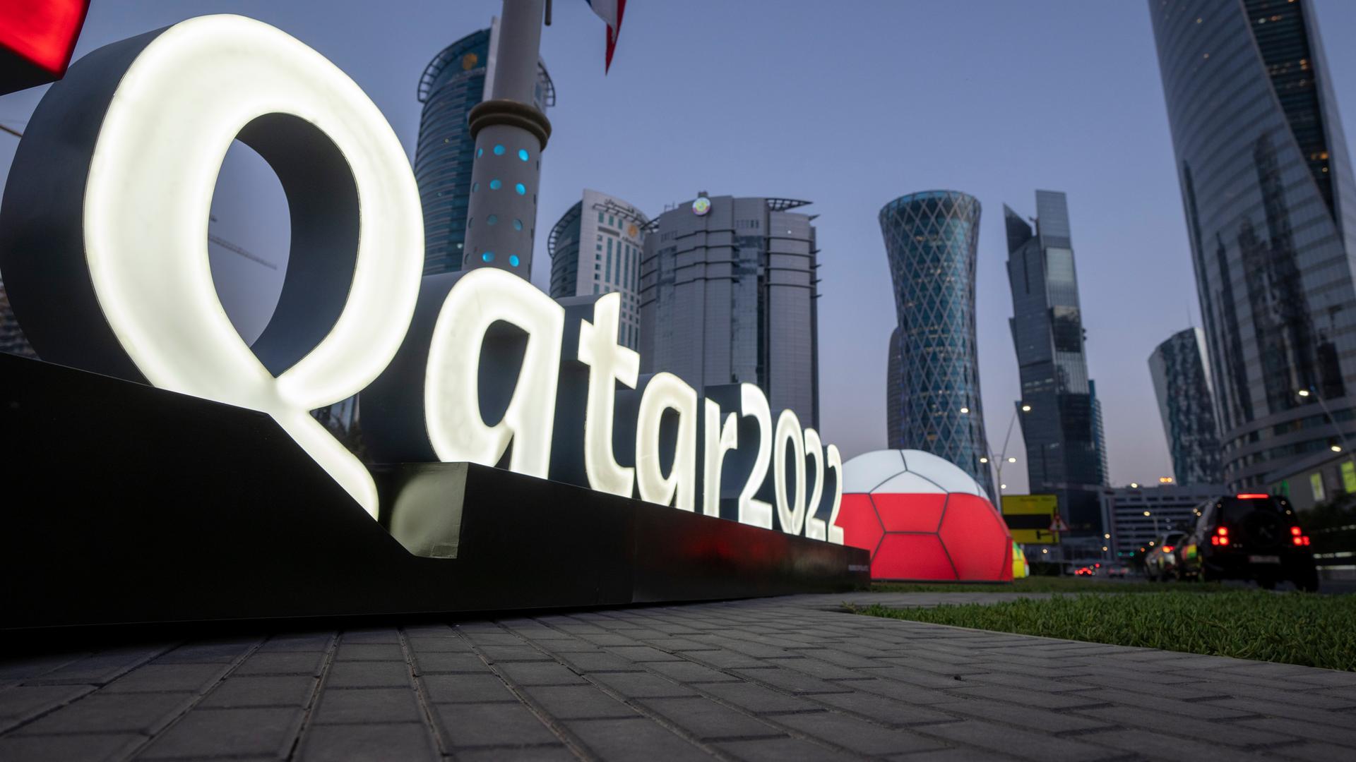 Das Logo der Fußballweltmeisterschaft in Katar steht vor dem Doha Exhibition and Convention Center, in dem die Auslosung der Fußballpartien der Fußballweltmeisterschaft 2022 stattfindet. Das Logo der Fußballweltmeisterschaft in Katar steht vor dem Doha Exhibition and Convention Center, in dem die Auslosung der Fußballpartien der Fußballweltmeisterschaft 2022 stattfindet.