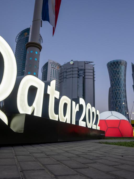 Das Logo der Fußballweltmeisterschaft in Katar steht vor dem Doha Exhibition and Convention Center, in dem die Auslosung der Fußballpartien der Fußballweltmeisterschaft 2022 stattfindet.