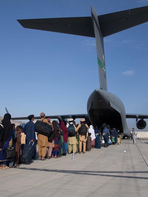 August 2021: Flüchtlinge besteigen am Kabuler Flughafen eine Transportmaschine der US Air Force.