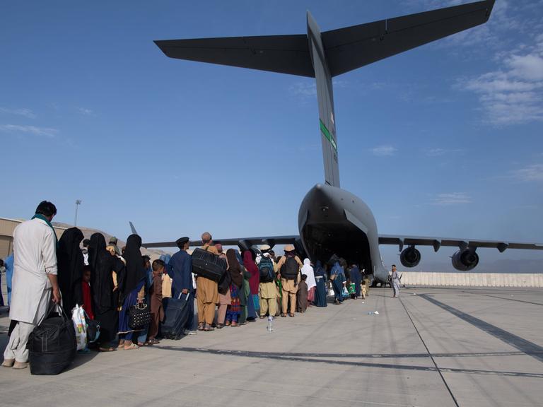 August 2021: Flüchtlinge besteigen am Kabuler Flughafen eine Transportmaschine der US Air Force.