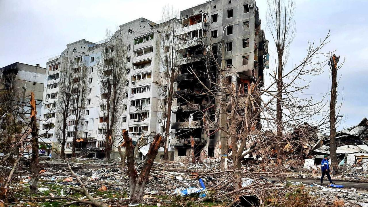 Das Bild zeigt ein zerbombtes und ausgebranntes Hochhaus in der ukrainische Stadt Butscha.