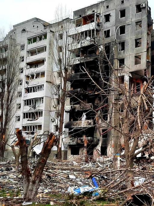 Zerstörte Wohnhäuser in der ukrainische Stadt Butscha