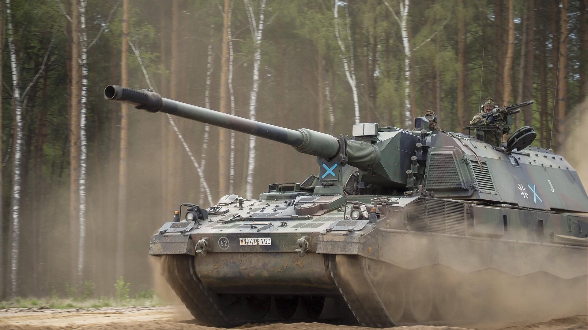 Panzerhaubitze 2000 der Bundeswehr in der Übung "Iron Wolf" der NATO-Battlegroup in Rukla in Litauen. Panzerhaubitze 2000 der Bundeswehr in der Übung "Iron Wolf" der NATO-Battlegroup in Rukla in Litauen.