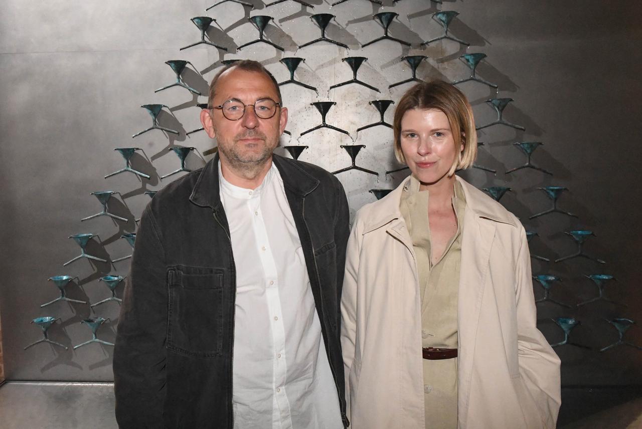 Der Künstler Pawlo Makow steht mit der Kuratorin Maria Lanko vor seiner kinetischen Installation “Fountain of Exhaustion. Acqua Alta” im ukrainischen Pavillon im Arsenale. Der Künstler Pawlo Makow steht mit der Kuratorin Maria Lanko vor seiner kinetischen Installation “Fountain of Exhaustion. Acqua Alta” im ukrainischen Pavillon im Arsenale.