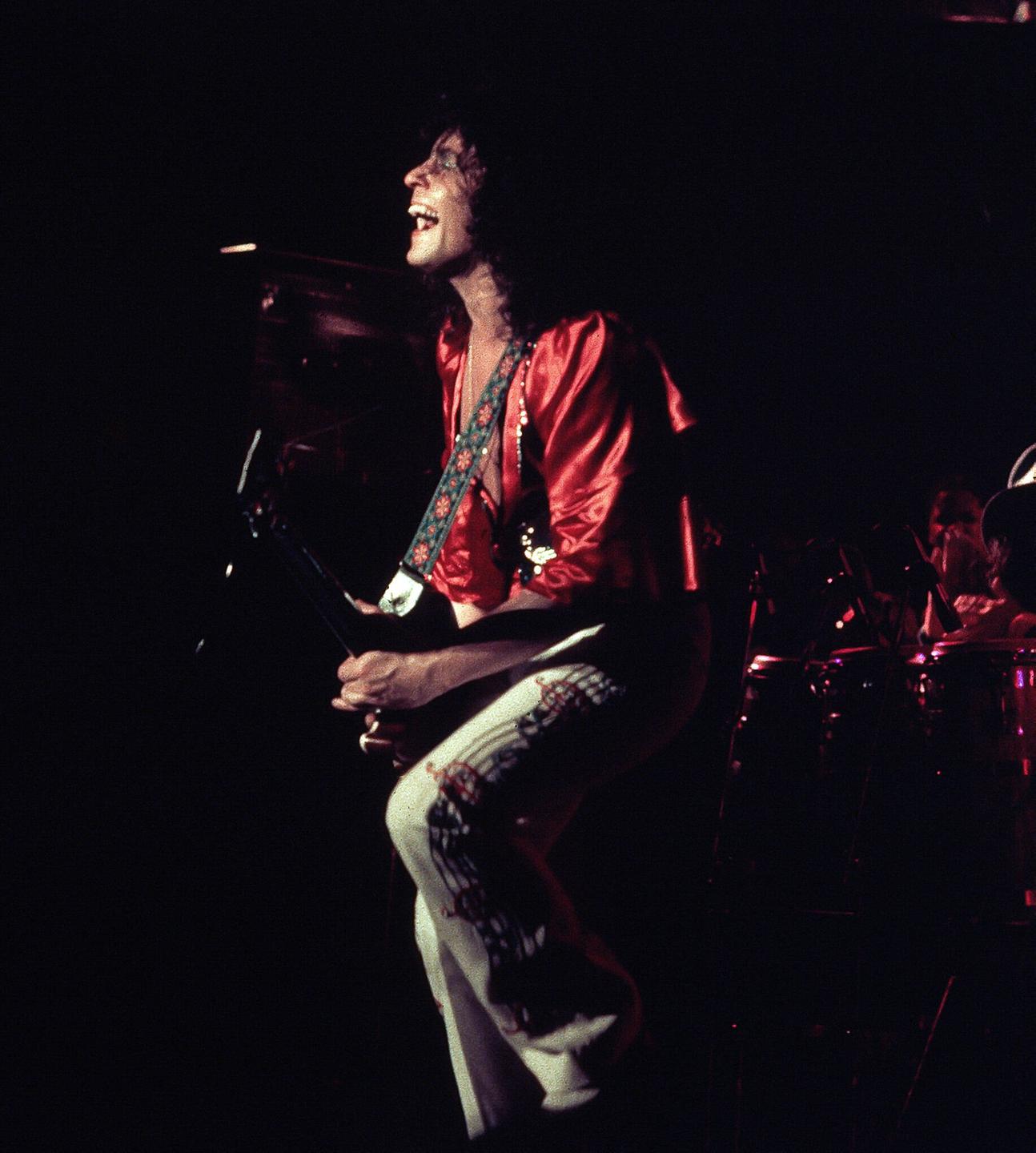 Marc Bolan und die Rockgruppe T-Rex performen im Santa Monica Civic Auditorium. 