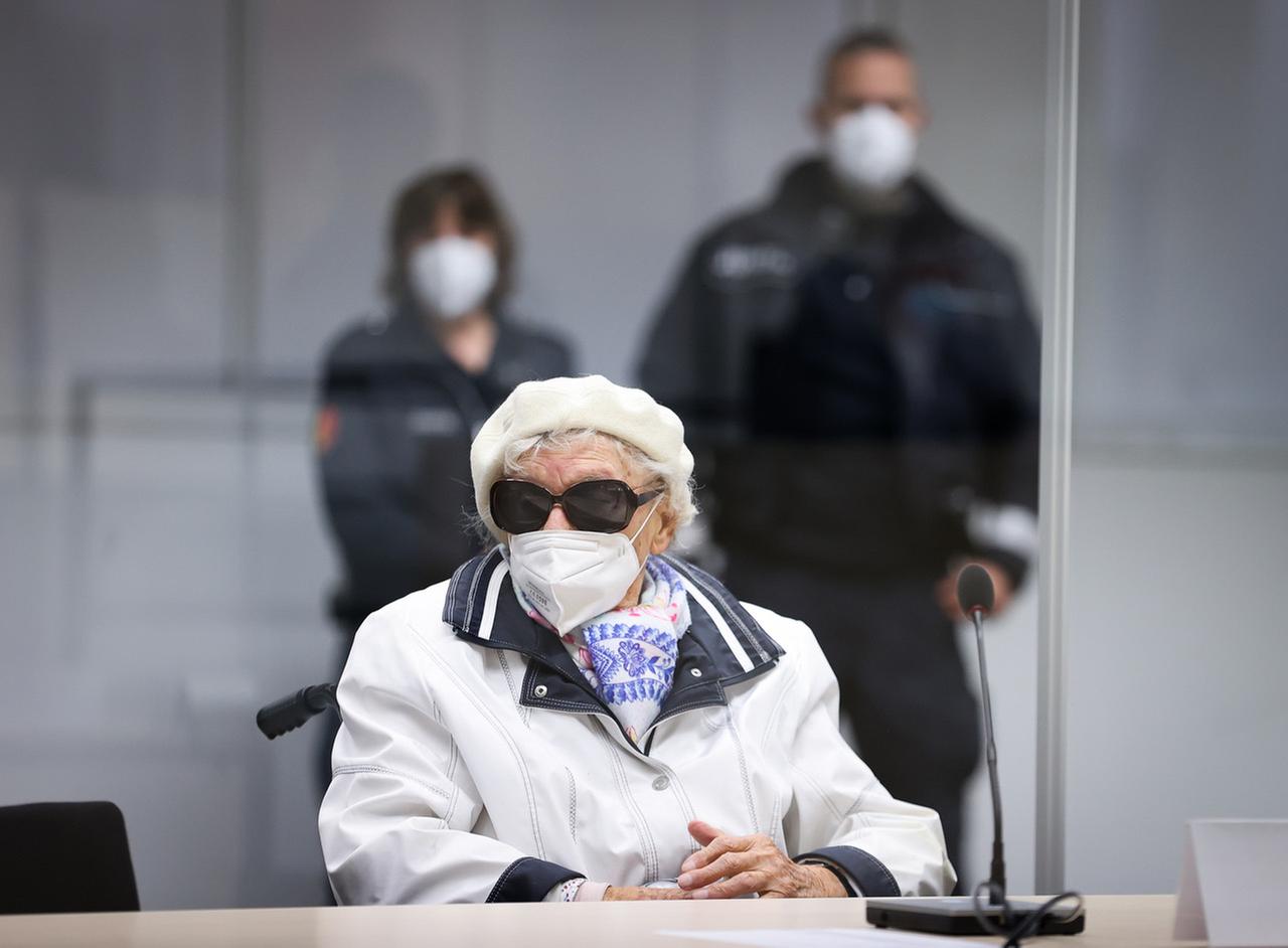 Die 96-jährige Angeklagte Irmgard F. sitzt zu Beginn des Prozesstages im Gerichtssaal. Sie trägt eine Corona-Schutzmaske über Mund und Nase und eine dunkle Sonnenbrille.