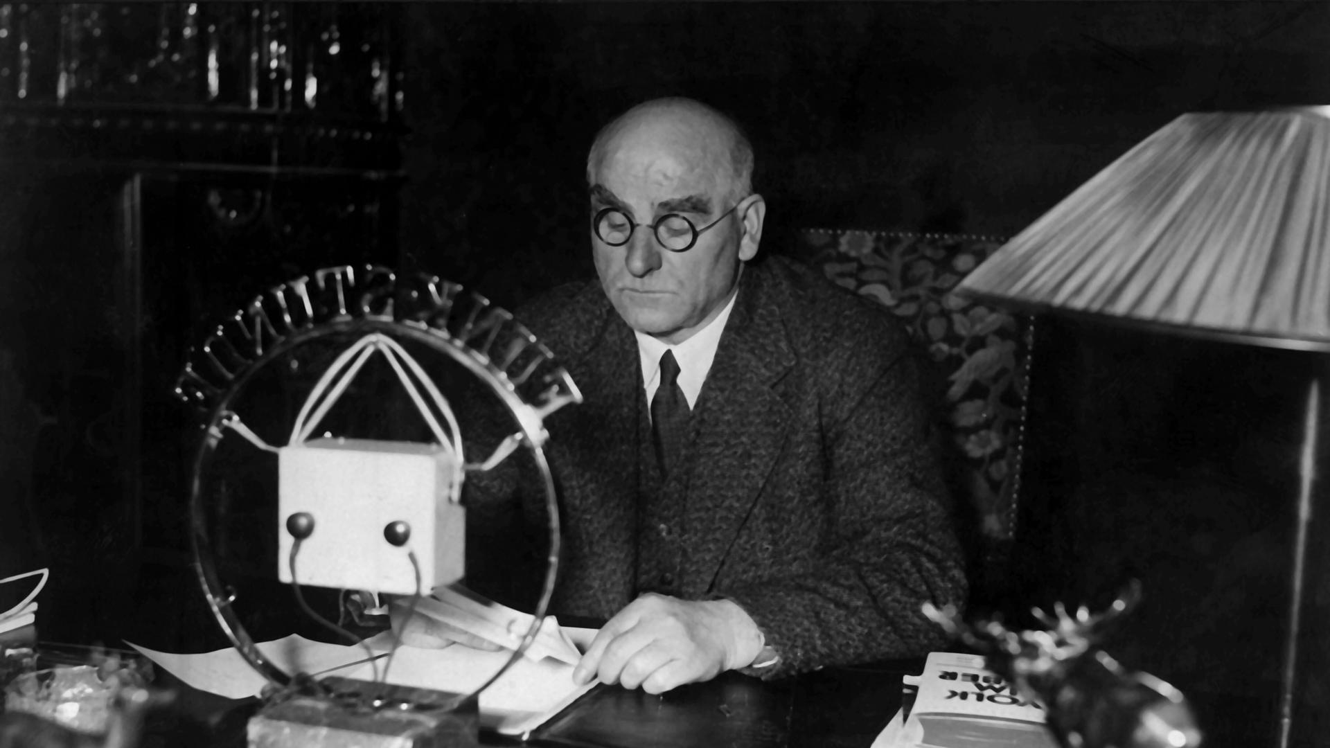 Der preußische Ministerpräsident Otto Braun bei einer Ansprache im Rundfunk auf einem Foto von etwa 1930 Der preußische Ministerpräsident Otto Braun bei einer Ansprache im Rundfunk auf einem Foto von etwa 1930